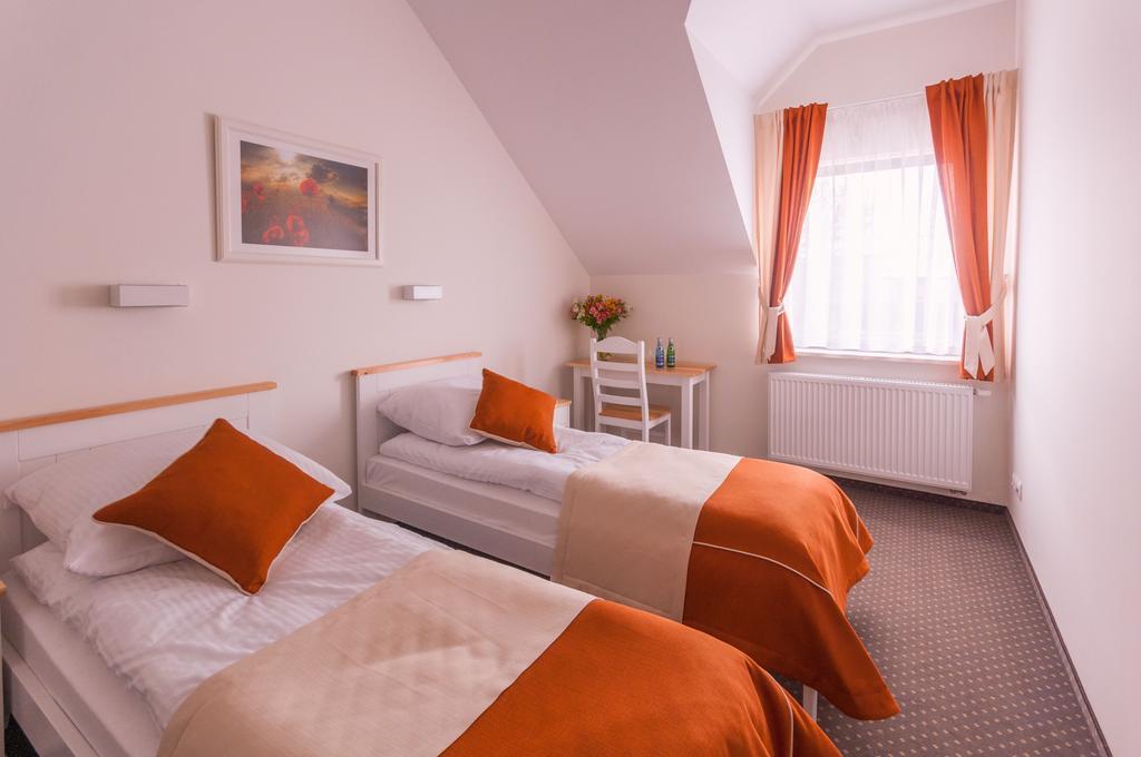 Gosciniec Kasztel U Gostla Hotel Murowana Goslina Ruang foto