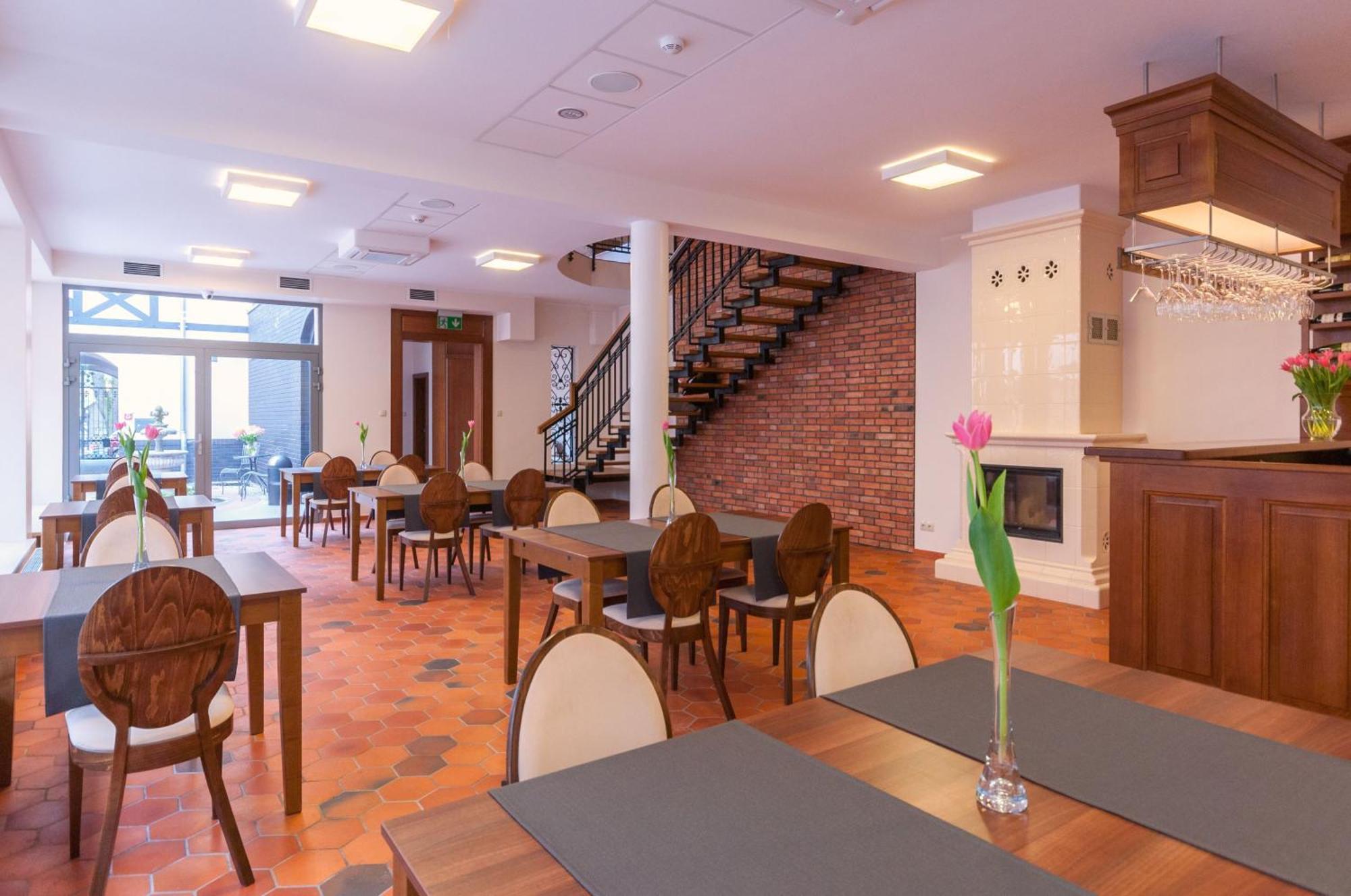 Gosciniec Kasztel U Gostla Hotel Murowana Goslina Bagian luar foto