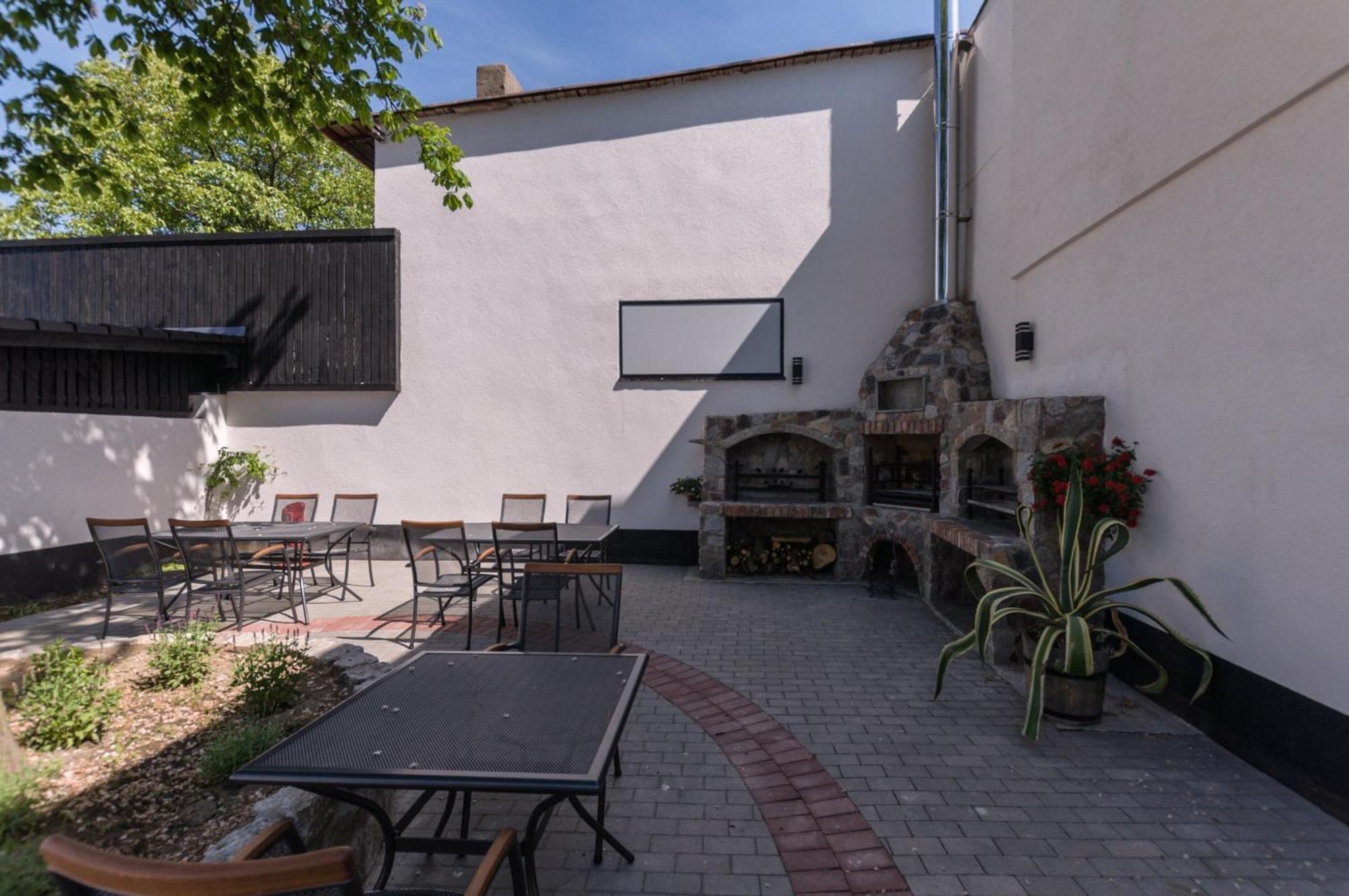 Gosciniec Kasztel U Gostla Hotel Murowana Goslina Bagian luar foto