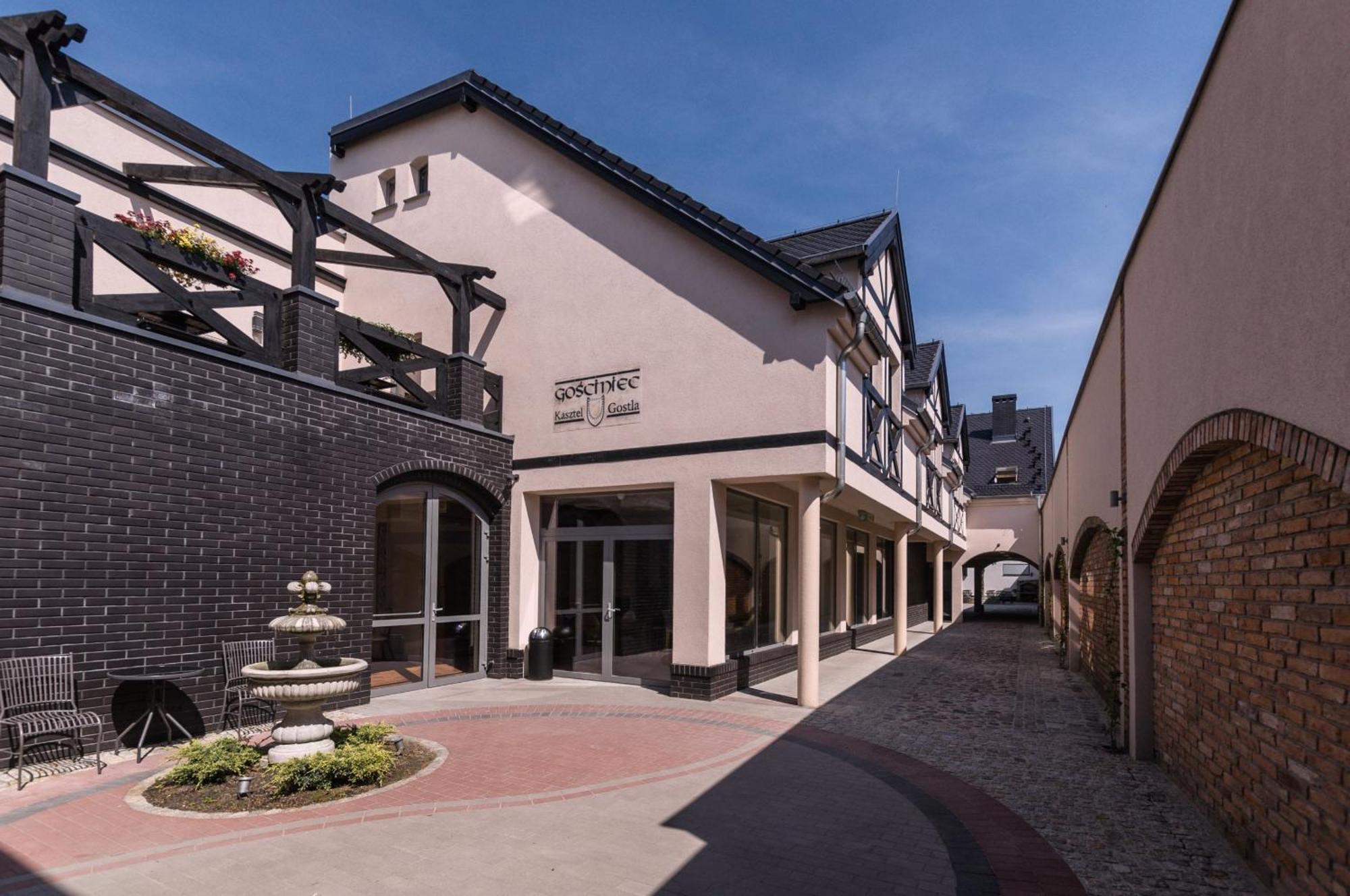 Gosciniec Kasztel U Gostla Hotel Murowana Goslina Bagian luar foto